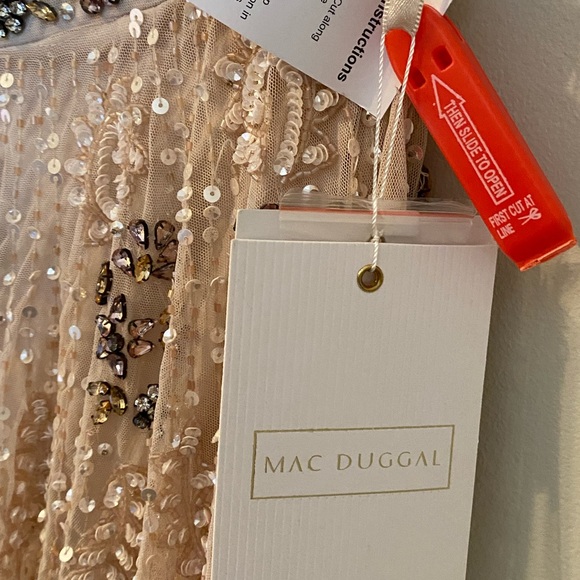 Mac Duggal 93575 Cap
Sleeve Embellished Gown
See NOTES - Picture 6 of 11